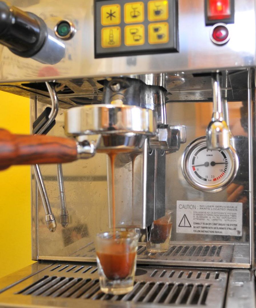 10 steps making an espresso in photos